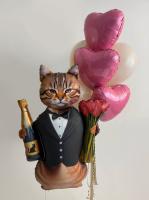 Кот с букетом и фонтаном из шаров