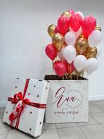 Белая коробка с шариками