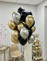 Фонтан из чёрных, золотых и серебряных шаров