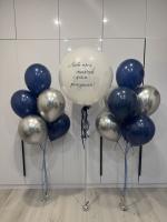 Белый шар и фонтаны из синих и серебряных шаров