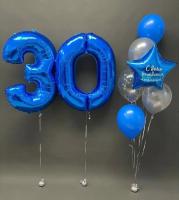 Синяя цифра тридцать и фонтан из шаров со звездой