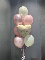 Фонтан из нежно розовых и белых шаров