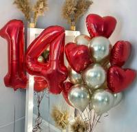 Красная цифра четырнадцать и фонтан с красными сердцами и золотыми шарами