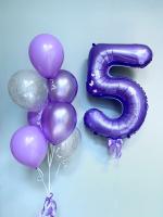 Сиреневая цифра пять и фонтан из шаров