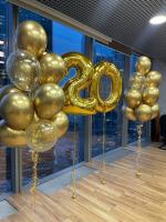 Золотая цифра двадцать и два фонтана из шаров