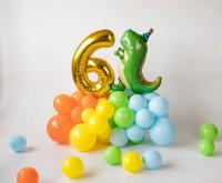 Цифра шесть и динозаврик на стойке из шаров
