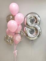 Серебряная цифра восемь и фонтан из розовых и серебряных шаров