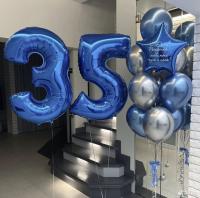 Синяя цифра 35 и фонтан из синих и серебряных шаров