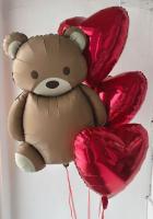 Мишка и фольгированные сердца
