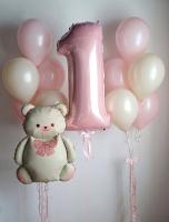 Нежно розовая цифра один, мишка и фонтаны из шаров