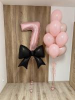 Цифра семь с бантом и фонтан из розовых шаров