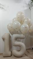 Бежевая цифра 15 и фонтан из шаров