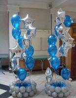 Красивый фонтан с синими шарами и серебряными звёздами