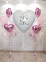 Белое сердце с надписью и фонтаны из шаров