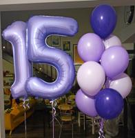 Сиреневая цифра пятнадцать и фонтан из шаров
