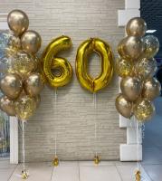 Золотая цифра шестьдесят и два фонтана из золотых шаров