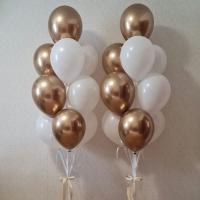 Фонтан из белых и золотых шаров 