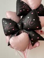 Фонтан с фольгированными сердцами и бантами