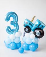 Цифра три и трактор на подставке