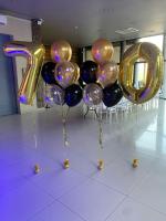 Золотая цифра семьдесят и фонтаны из шаров