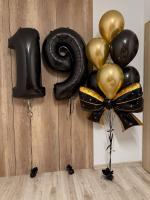 Чёрная цифра восемнадцать и фонтан с бантом