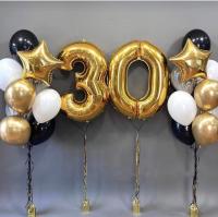 Золотая цифра тридцать и два фонтана из шаров