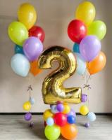 Цифра два на подставке и фонтан из шаров