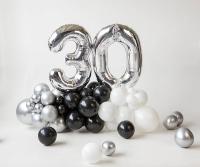 Цифра тридцать на подставке