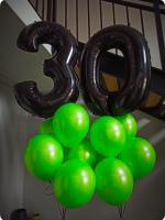 Чёрная цифра тридцать и зелёные воздушные шары